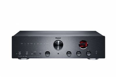 Magnat MA700 stereoforsterker med HDMI, Bluetooth & RIAA, svart