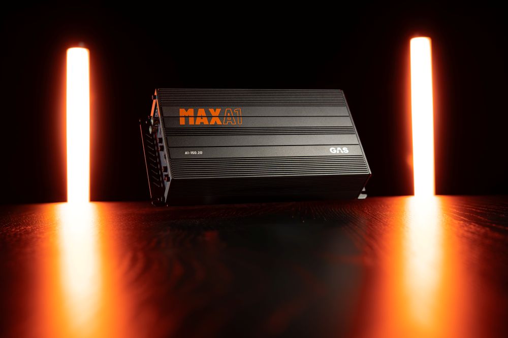 MAX A2-150.2D i utstillingsmonter, oransje lys på hver side
