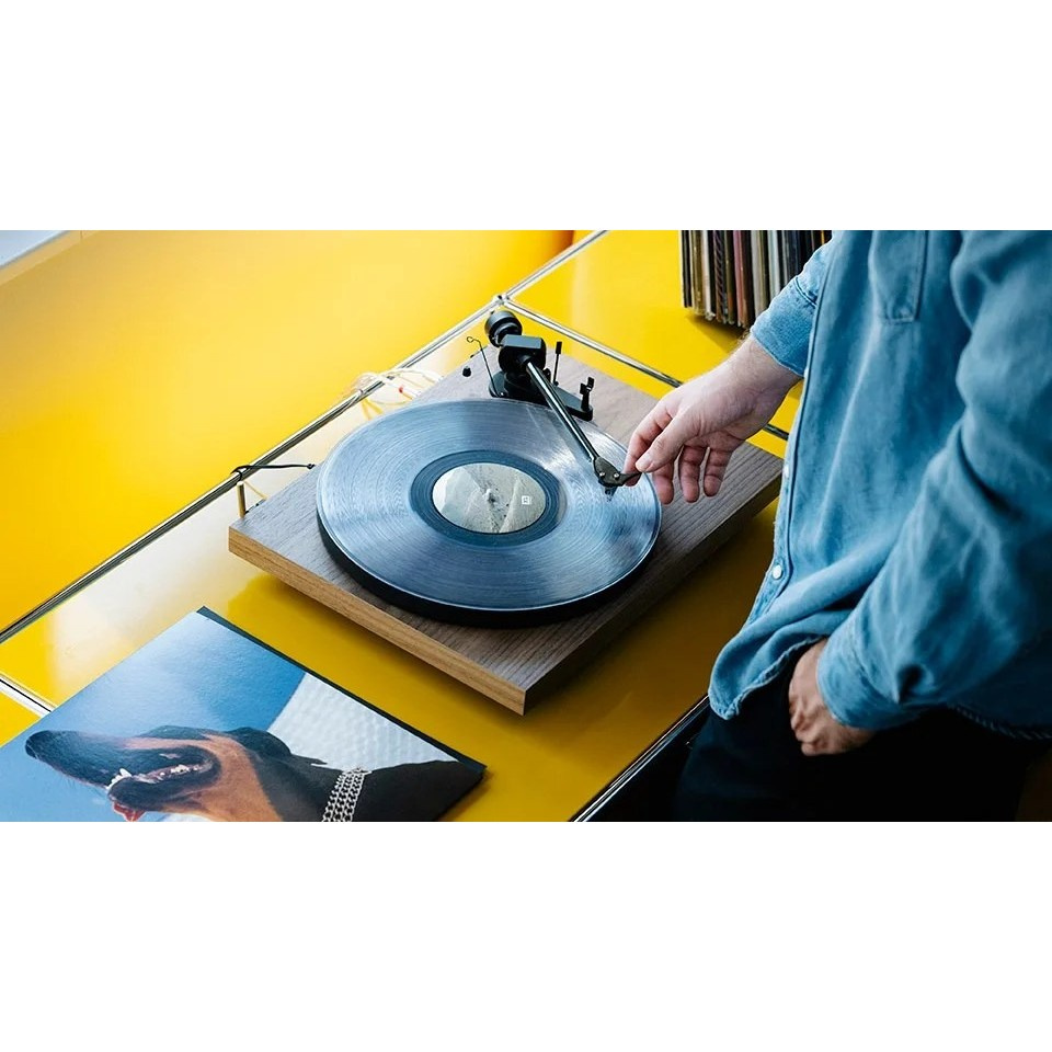 Pro-Ject Debut EVO 2 platespiller Pick-It MM EVO-pickup, valnøtt