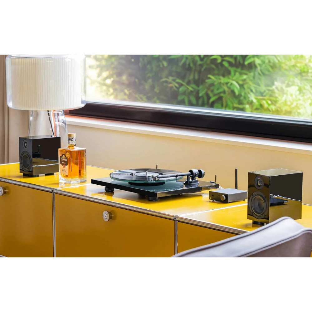 Pro-Ject T1 EVO BT platespiller med OM10-pickup, pianolakk svart