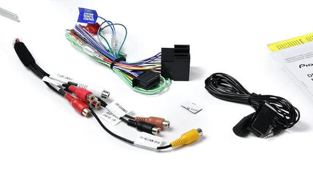 Pioneer AVH-A240DAB, bilstereo med Bluetooth, DVD, DAB og 3 par lavnivå