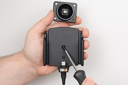 Brodit Aktiv holder med USB-kabel og cigarettadapter, Apple iPhone 15/15 Pro/16/16 Pro/16e