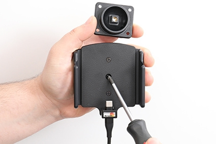 Brodit Aktiv holder med USB-kabel og cigarettadapter, Apple iPhone 15 Plus/15 Pro Max/16 Plus/16 Pro Max