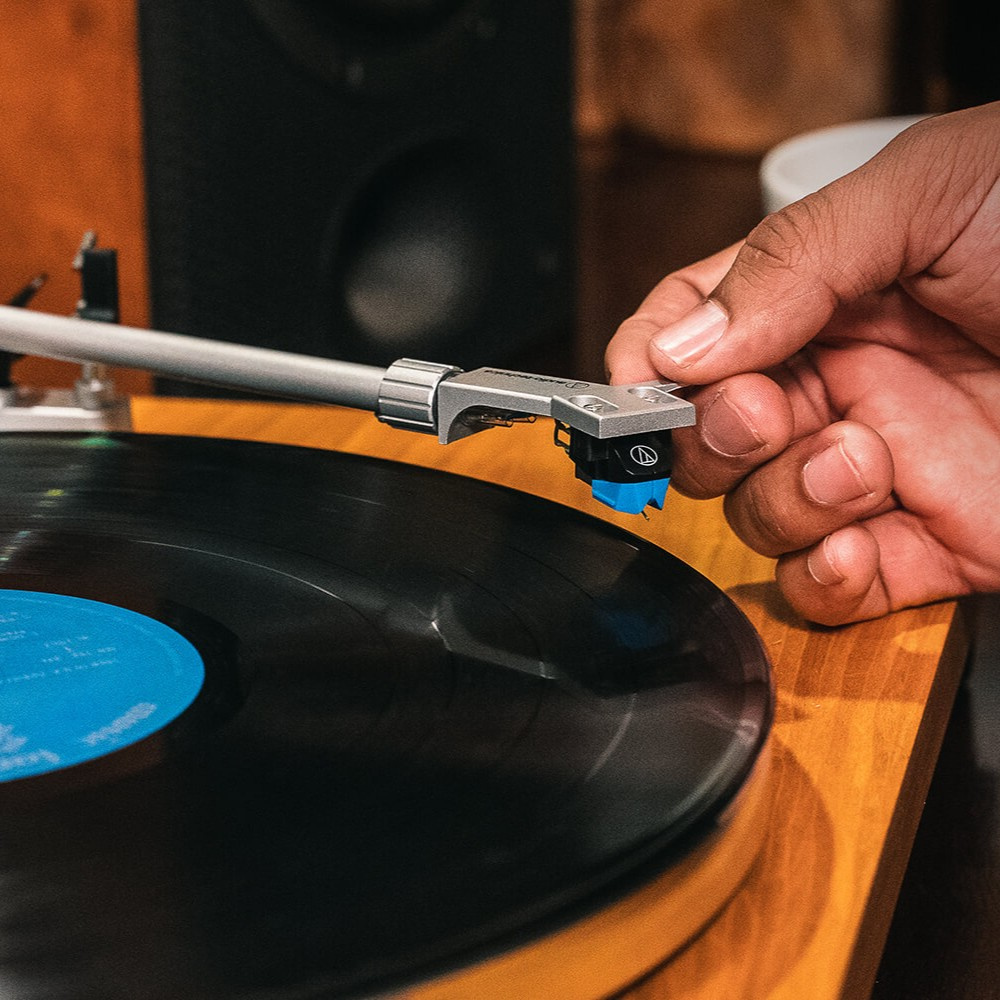 Audio Technica AT-LPW30TK platespiller med AT-VM95C-pickup, teak