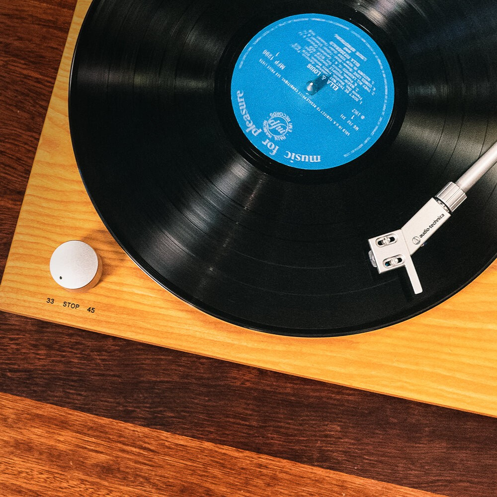 Audio Technica AT-LPW30TK platespiller med AT-VM95C-pickup, teak