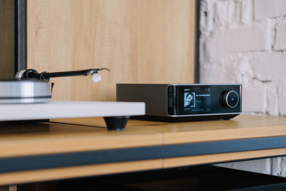 Wiim Amp Ultra streamingforsterker med HDMI ARC & Chromecast, mørk grå