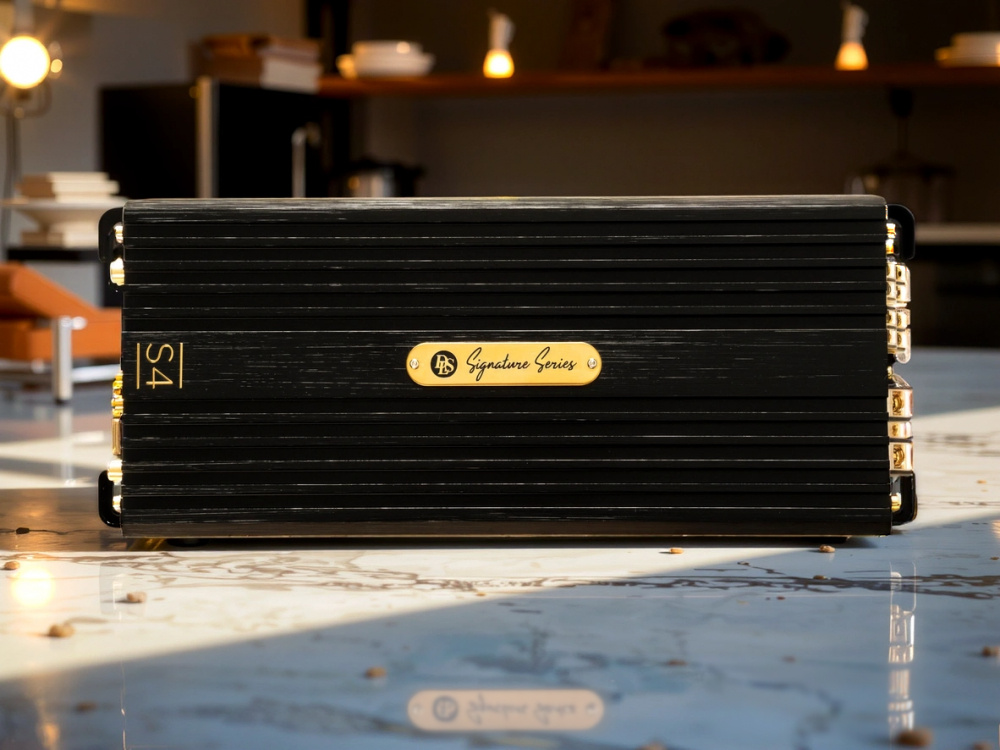 DLS Signature S4, vellydende firekanals forsterker