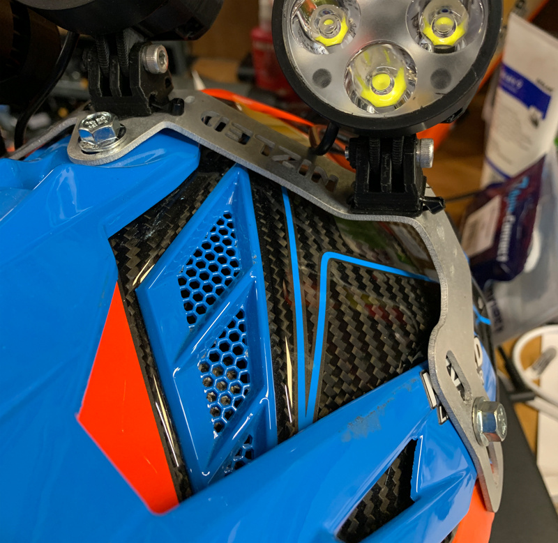 Hjelmfeste for 1, 2 eller 3 stk. E40F lamper