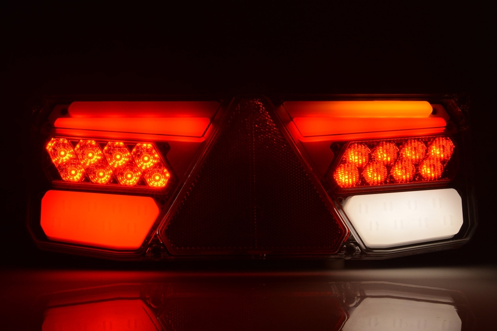 Strands Baklykt Venstre Heng,12-24V Dc, 5 Funk. Ip56. E-Godkjent