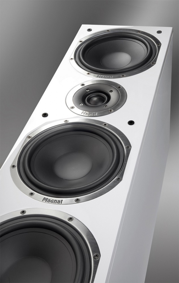 MAGNAT SHADOW 209, HVIT MED PIANOLAKKET FRONT