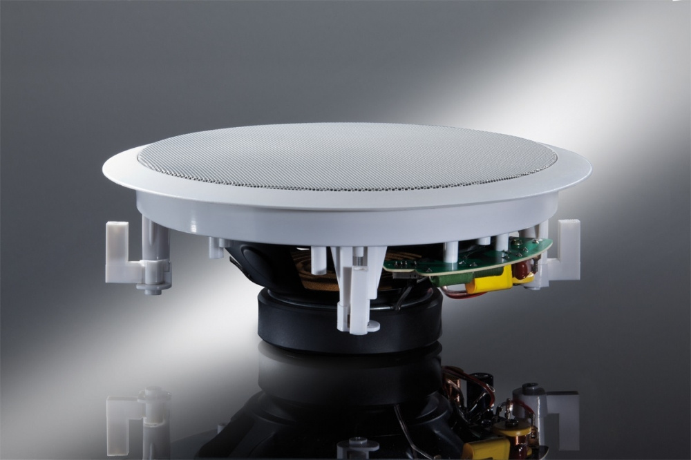 System One A50BT med 2 par Magnat Interior ICP62 + SC4B høyttalerbryter